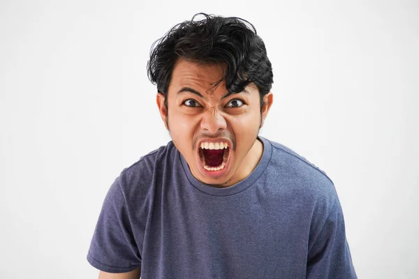 Przystojny Azjatycki Młody Człowiek Zły Człowiek Krzyczy Krzycząc Głośno Izolowany — Zdjęcie stockowe