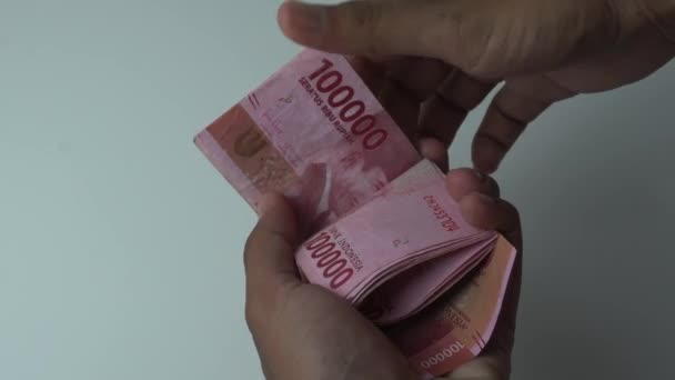 Mão Homem Contando Cem Mil Notas Rupias Dinheiro Indonésio Fundo — Vídeo de Stock