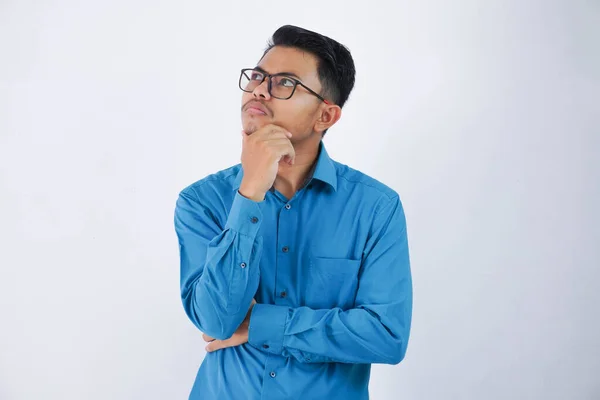 Gözlüklü Yakışıklı Asyalı Genç Adam Beyaz Arka Planda Mavi Gömlek — Stok fotoğraf