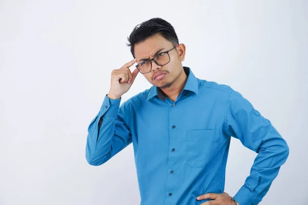 Ung Vacker Asiatisk Man Med Glasögon Tänker Och Letar Efter — Stockfoto