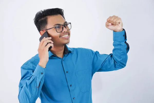 Portret Podekscytowanego Lub Szczęśliwego Młodego Azjatyckiego Biznesmena Niebieskiej Koszuli Pokazujący — Zdjęcie stockowe