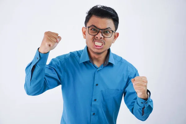 Wściekły Agresywny Młody Azjata Człowiek Okulary Noszenie Niebieski Koszula Dziki — Zdjęcie stockowe