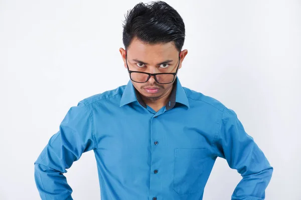 Wütender Asiatischer Mann Mit Brille Der Mit Den Händen Auf — Stockfoto