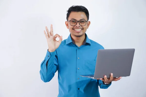 Sonriente Feliz Asiático Hombre Con Gafas Gesto Mano Hecho Sosteniendo —  Fotos de Stock