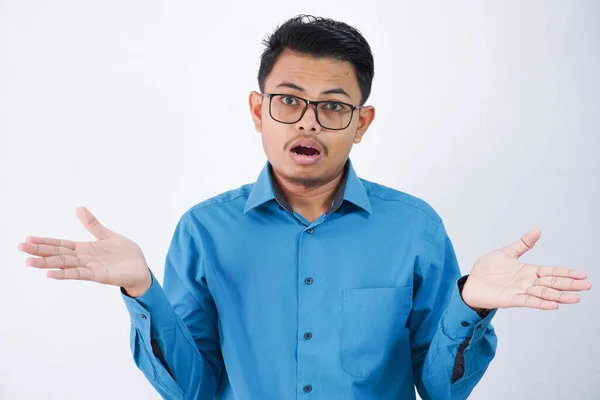 Förvirrad Vacker Ung Asiatisk Man Med Glasögon Bär Skjorta Ryckande — Stockfoto