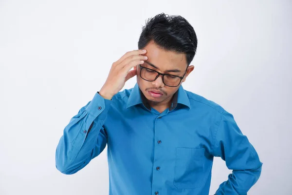 Pemuda Asia Mengenakan Kemeja Biru Memegang Kepala Menderita Sakit Kepala — Stok Foto