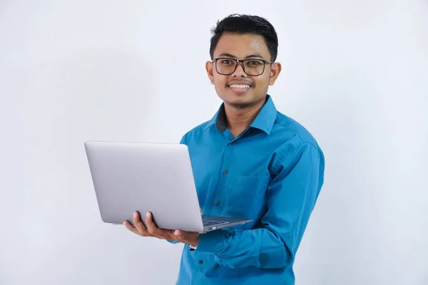 Leende Eller Glad Asiatisk Affärsman Med Glasögon Håller Laptop Bär — Stockfoto
