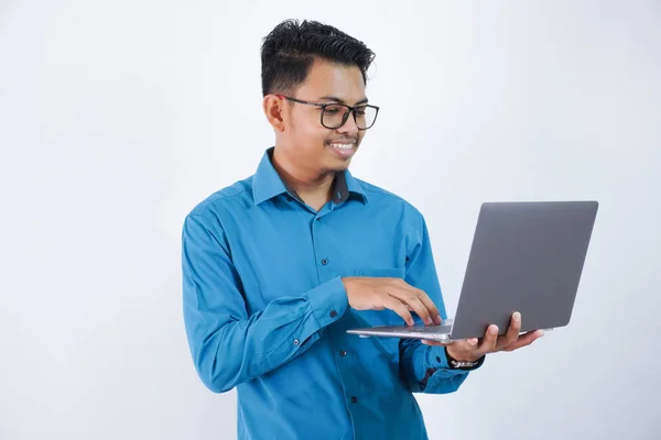 Lächelnder Oder Glücklicher Asiatischer Geschäftsmann Mit Brille Und Laptop Blauen — Stockfoto