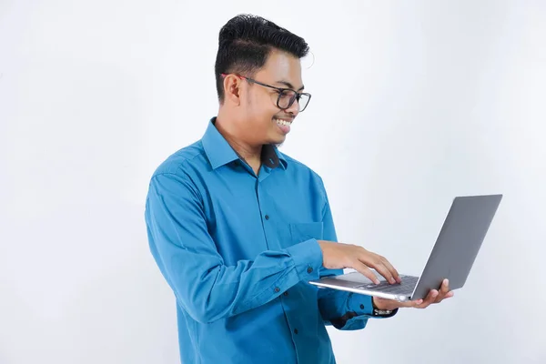Uśmiechnięty Lub Szczęśliwy Azjatycki Biznesmen Okularami Trzymający Laptopa Niebieskiej Koszuli — Zdjęcie stockowe