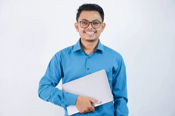 Gülümseyen Gözlüklü Mutlu Asyalı Adamı Elinde Dizüstü Bilgisayarla Beyaz Arka — Stok fotoğraf