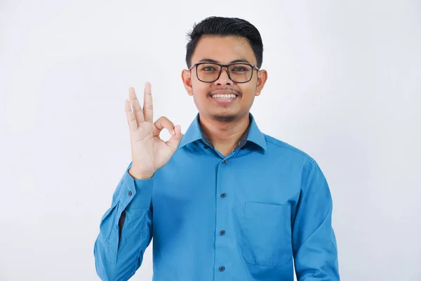 Kjekk Asiatisk Mannlig Ansatt Med Briller Smilende Fingerbevegelser Eller Ferdig – stockfoto