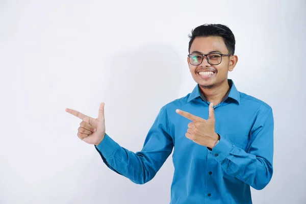 Snygg Asiatisk Man Anställd Med Glasögon Ler Pose Finger Pekar — Stockfoto