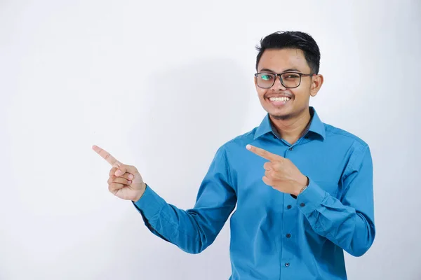 Snygg Asiatisk Man Anställd Med Glasögon Ler Pose Finger Pekar — Stockfoto