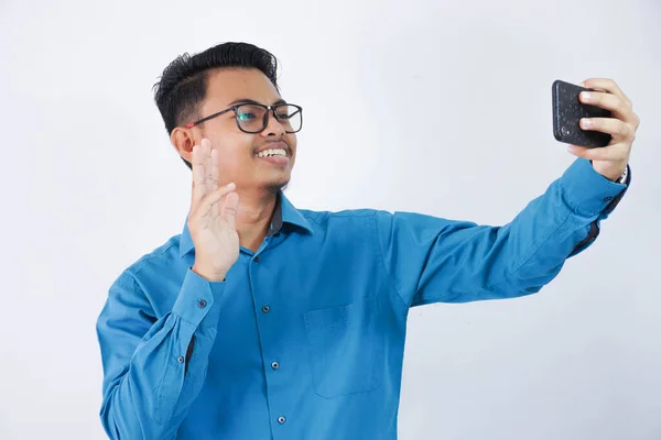 Sorrindo Feliz Asiático Homem Com Óculos Segurando Smartphone Para Selfie — Fotografia de Stock
