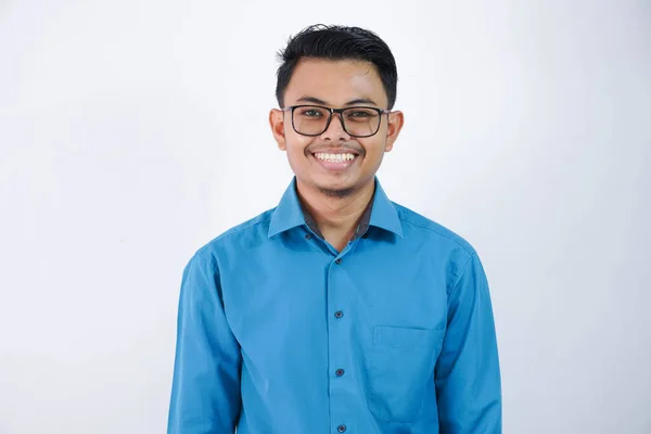 Πορτρέτο Χαμογελαστός Χαρούμενος Νεαρός Ασιάτης Επιχειρηματίας Γυαλιά Στέκεται Και Αναζητούν — Φωτογραφία Αρχείου