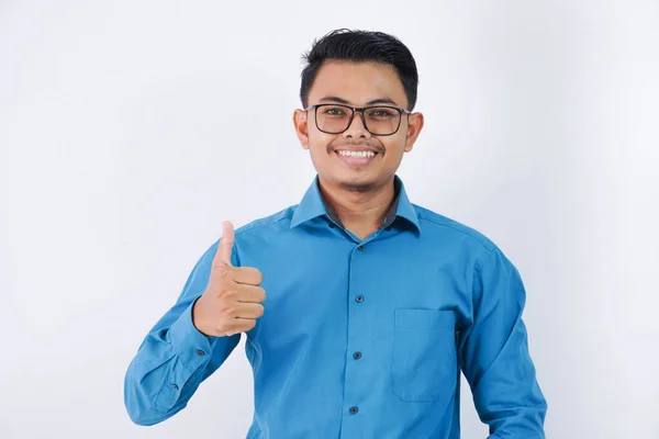 白い背景に隔離された青いシャツを着て眼鏡をかけて興奮したアジアのビジネスマン 親指を示すアップ — ストック写真