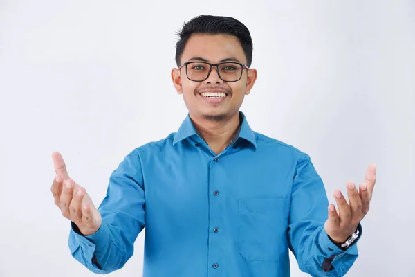 Gülümseyen Asyalı Genç Adamı Gözlüklü Mavi Gömlekli Beyaz Arka Planda — Stok fotoğraf