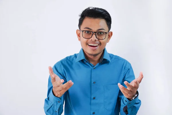 Upphetsad Stilig Ung Asiatisk Affärsman Med Glasögon Klädd Blå Skjorta — Stockfoto