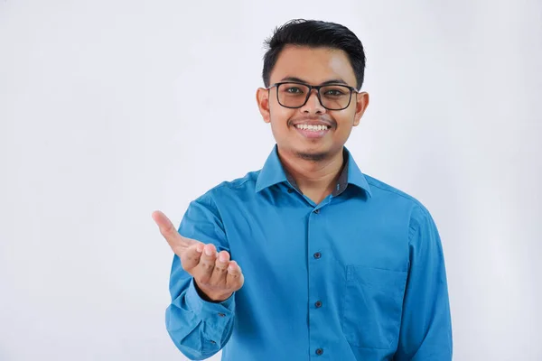 Gülümseyen Mutlu Asyalı Genç Adamı Gözlüklü Mavi Gömlekli Beyaz Arka — Stok fotoğraf