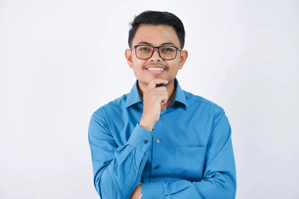 Uśmiechnięty Pracownik Azji Człowiek Okularach Trzymając Podbródek Wyglądający Aparat Noszący — Zdjęcie stockowe