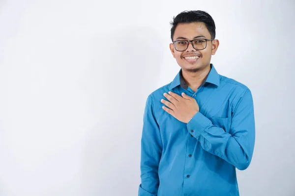 Positiv Eller Leende Asiatisk Anställd Man Att Lägga Händerna Bröstet — Stockfoto