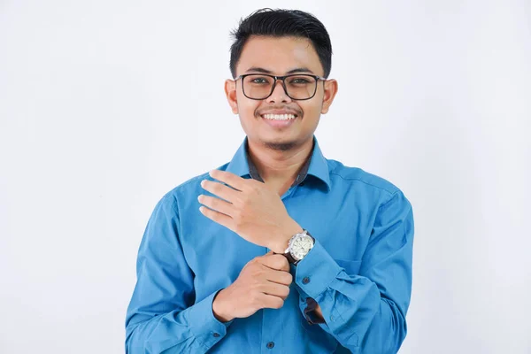 Portret Młody Azji Pracownik Człowiek Okularach Trzymając Uśmiech Zegarek Patrząc — Zdjęcie stockowe