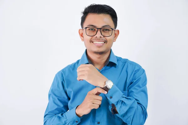 Portret Młody Azji Pracownik Człowiek Okularach Trzymając Uśmiech Zegarek Patrząc — Zdjęcie stockowe