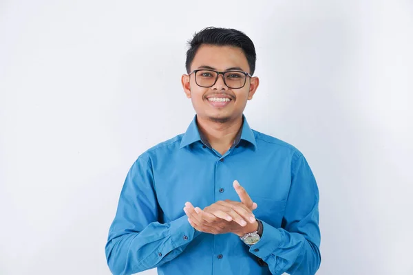 Uśmiechnięty Azjatycki Biznesmen Okularami Klaszczące Ręce Patrząc Aparat Noszący Niebieską — Zdjęcie stockowe