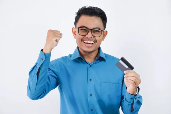 Podekscytowany Lub Szczęśliwy Młody Azjatycki Biznesmen Okularach Trzymając Kartę Kredytową — Zdjęcie stockowe