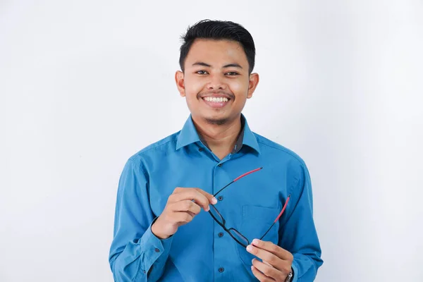 Sorriso Felice Asiatico Uomo Holding Occhiali Cerca Fotocamera Indossare Blu — Foto Stock