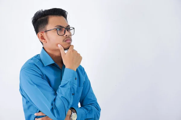 Tänkande Asiatisk Affärsman Med Glasögon Håller Haka Bär Blå Skjorta — Stockfoto