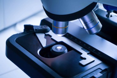 Laboratuvarda metal mercekli mikroskobun yakın çekimi. araştırma ekipmanları kapsamı biyoteknoloji