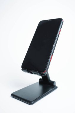 Siyah cep telefonu sahibi beyaz arkaplanda izole edildi