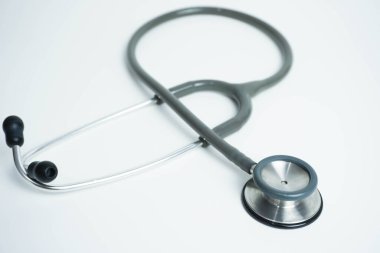 Stethoscope beyaz arka planda izole edilmiş. Tıbbi alet. Sağlık hizmeti kavramı