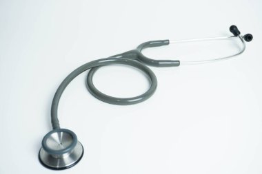 Stethoscope beyaz arka planda izole edilmiş. Tıbbi alet. Sağlık hizmeti kavramı