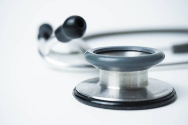 Stethoscope beyaz arka planda izole edilmiş. Tıbbi alet. Sağlık hizmeti kavramı