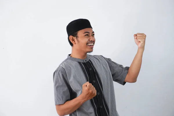 Başarılı Mutlu Asyalı Genç Müslüman Bir Adam Bağırıyor Zafer Jestini — Stok fotoğraf