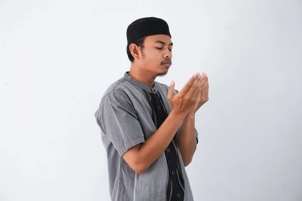 Religiös Ung Asiatisk Muslim Man Med Blunda Hålla Handflatorna Uppåt — Stockfoto