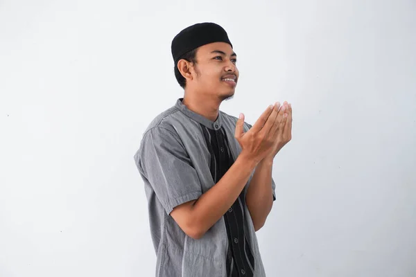 虔诚的年轻的亚裔穆斯林男子 睁开眼睛祈祷 手心朝上 低声祈祷 与白色背景隔离 宗教是宗教 信仰是观念 — 图库照片