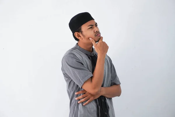 Berpikir Pemuda Muslim Asia Memegang Dagu Berpikir Gerakan Mencari Ide — Stok Foto