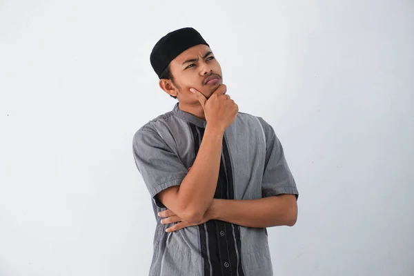 Pensamento Jovem Asiático Muçulmano Homem Segurando Queixo Pensamento Gesto Procurando — Fotografia de Stock