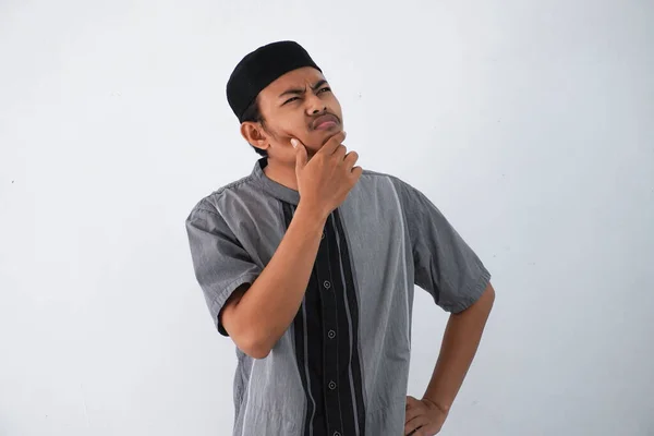Pensée Jeune Asiatique Musulman Homme Tenant Menton Pensée Geste Recherche — Photo