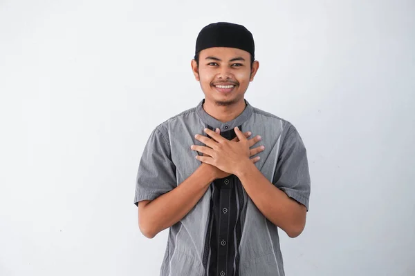 Pemuda Muslim Asia Mengenakan Pakaian Muslim Abu Abu Dengan Topi — Stok Foto