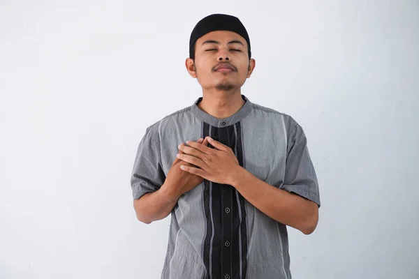 Ung Asiatisk Muslim Man Bär Grå Muslim Kläder Med Mössa — Stockfoto