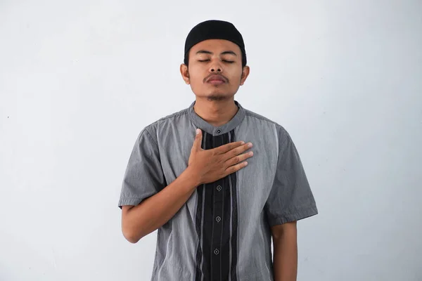Ung Asiatisk Muslim Man Bär Grå Muslim Kläder Med Mössa — Stockfoto