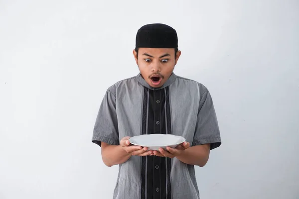 Choqué Jeune Asiatique Musulman Montrant Expression Excitée Tout Tenant Vide — Photo