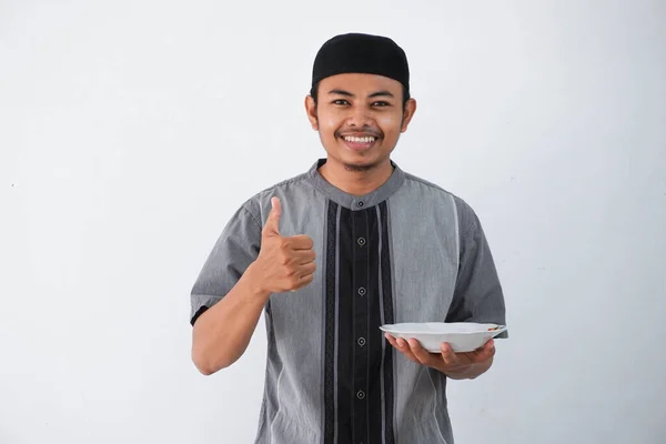 Usmívající Nebo Šťastný Mladý Asijský Muslim Muž Ukazující Vzrušený Výraz — Stock fotografie