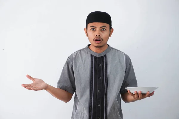 Pemuda Muslim Asia Menunjukkan Ekspresi Kecewa Saat Menunjukkan Piring Makan — Stok Foto