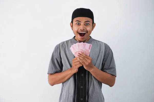 Geschokt Jonge Aziatische Moslim Man Met Papier Geld Geschenk Thr — Stockfoto