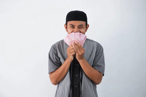 Šokovaný Mladý Asijský Muslim Muž Drží Papírové Peníze Dárek Thr — Stock fotografie